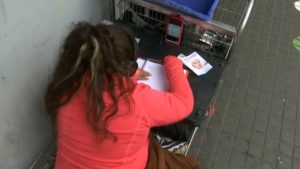Niña de 10 años recibe clases online en la calle para ayudar a su madre a vender