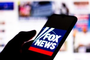 Demandan a Fox News por participar en campaña de desinformación electoral