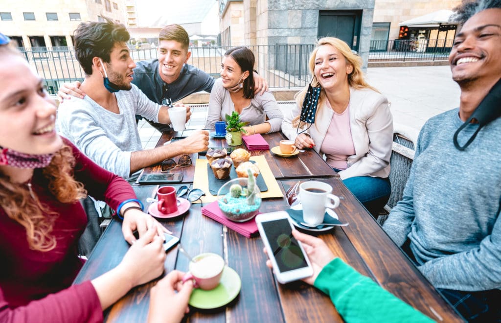 CDC dice que las personas vacunadas pueden socializar sin mascarilla y sin distanciamiento social, completamente vacunados