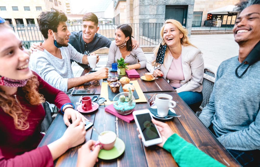 CDC dice que las personas vacunadas pueden socializar sin mascarilla y sin distanciamiento social, completamente vacunados