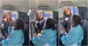 Policía utiliza el lenguaje de señas para tranquilizar a abuelita que iba ser vacunada