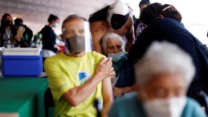 Anciana pide al enfermero que la vacunó ayuda para huir del maltrato que sufría