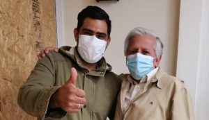 Un joven buscó sin descanso a un anciano que dejó diez mil dólares botados en un cajero