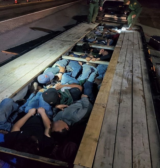 18 adultos dos niños hacinados