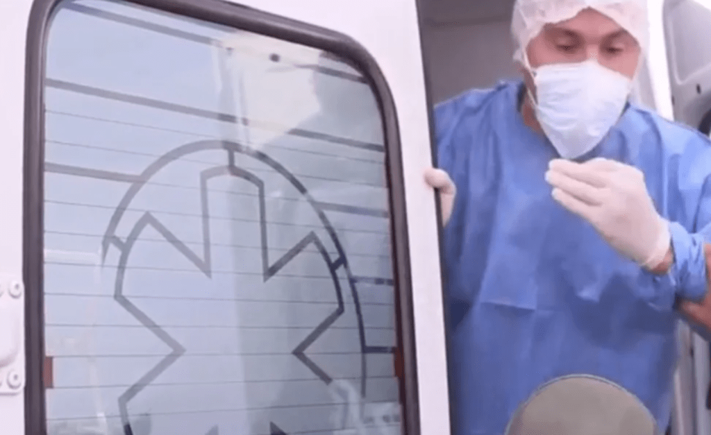 Turistas protesta, médico indignado