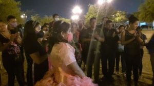 Quinceañera comparte el banquete de su fiesta con migrantes