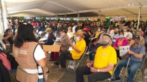 Jóvenes se disfrazan de ancianos y logran vacunarse contra el Covid-19