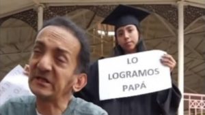 Joven recién graduada de licenciada en Administración sorprende a su padre lustrabotas: ‘¡Lo logramos!’