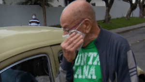 Exalumnos compran carro que su maestro jubilado puso en venta por la crisis económica