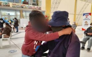 Un niño de 10 años lleva a su abuelo a vacunarse