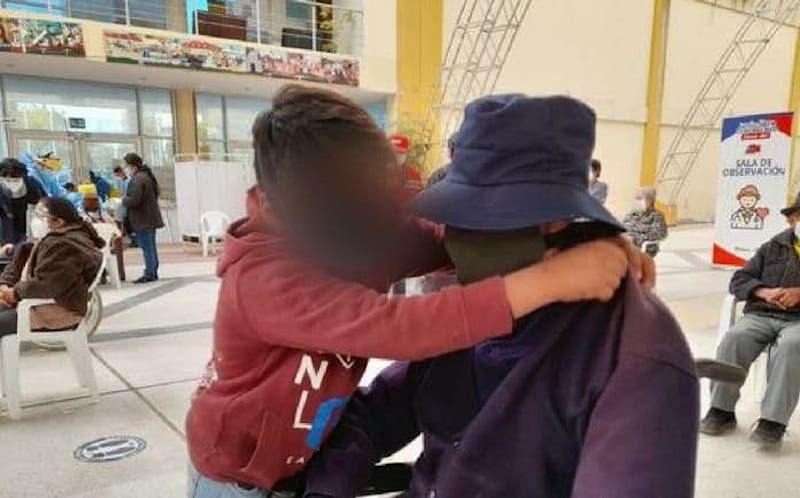 acompañó a su abuelo a vacunarse.