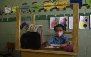 Padre crea pupitre especial contra el coronavirus para proteger a su hija