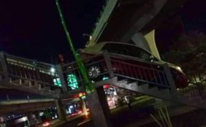 ¡Insólito! Taxista queda atrapado en escaleras de puente peatonal