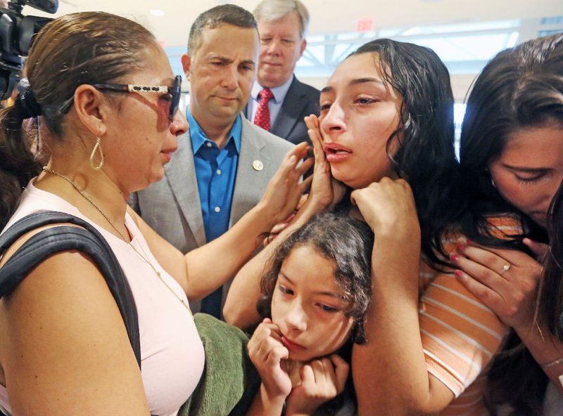Madre migrante se reúne con sus hijas después de tres años de estar separadas