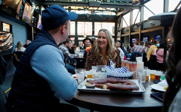 Estudios científicos respaldan a los CDC sobre eliminar uso de mascarilla y distanciamiento a inmunizados