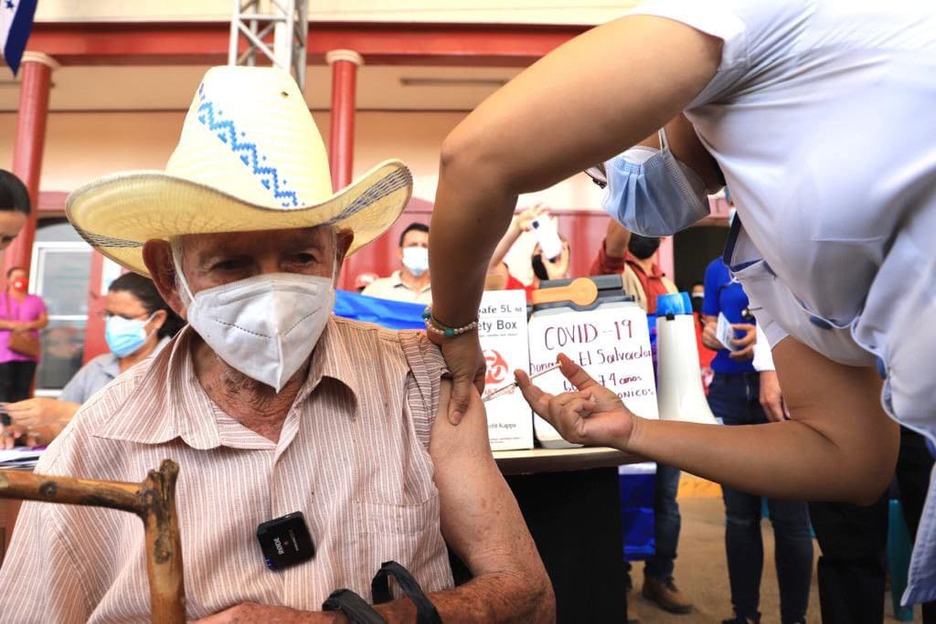 Don René Villanueva el primer abuelito en recibir dosis de las vacunas donadas por El Salvador
