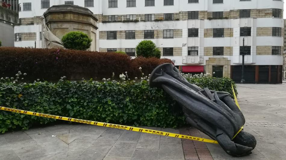 otra estatua derribada