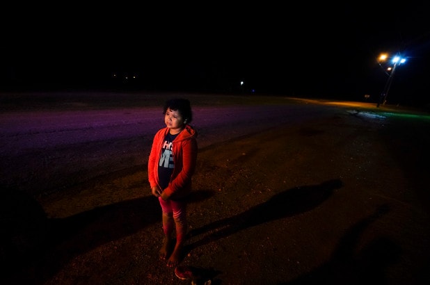 Niña hondureña fue rescatada por agentes cuando deambulaba en la frontera