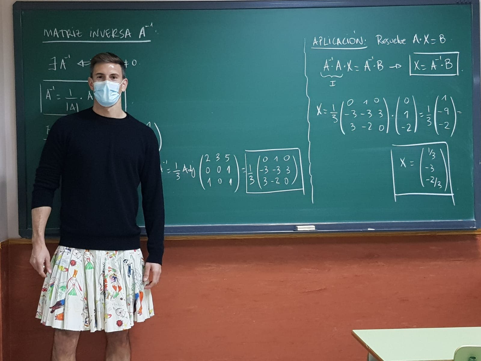Docente llega a clases con una falda y recibe apoyo por promover la diversidad de género.