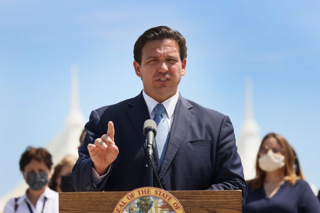 Gobernador de Florida, Ron DeSantis, comunidad china