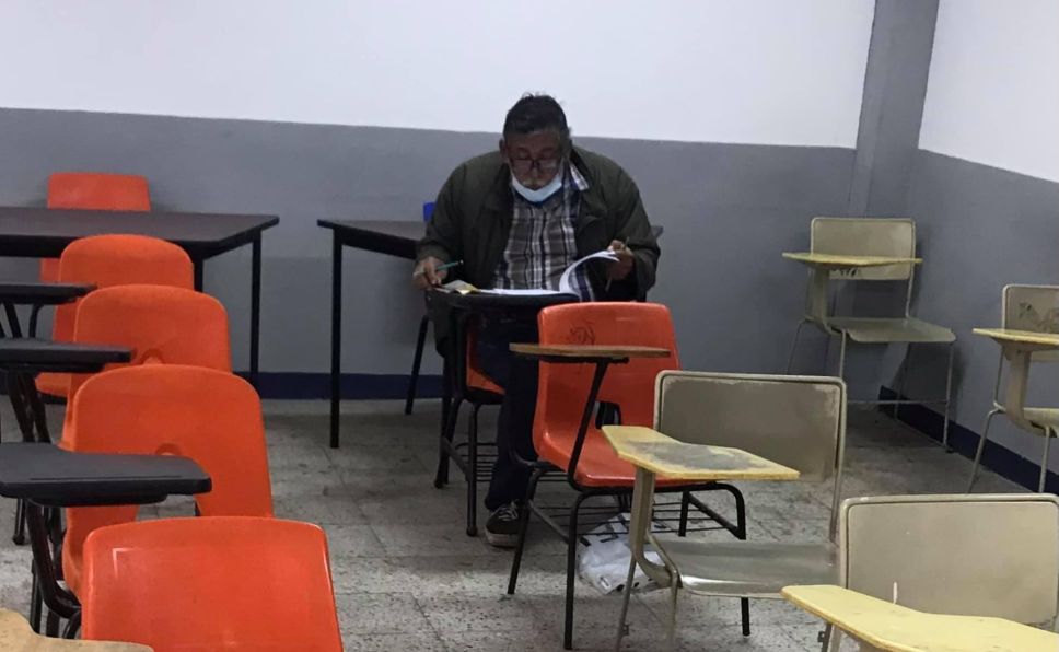 Fotografía de un abuelito presentando un examen de admisión para ser abogado se viraliza en las redes