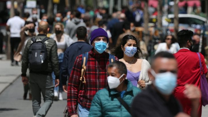 Francia pone fin al uso de mascarilla al aire libre