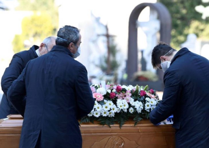 Mujer deja claro su último deseo antes de morir: No permitió el ingreso de su familia al funeral