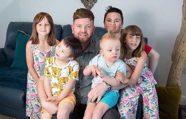 El “papá gay” que desde sus 21 años ha adoptado seis niños con necesidades especiales