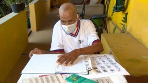 “No hay edad para aprender”, dice abuelo de 102 años que cursa la primaria