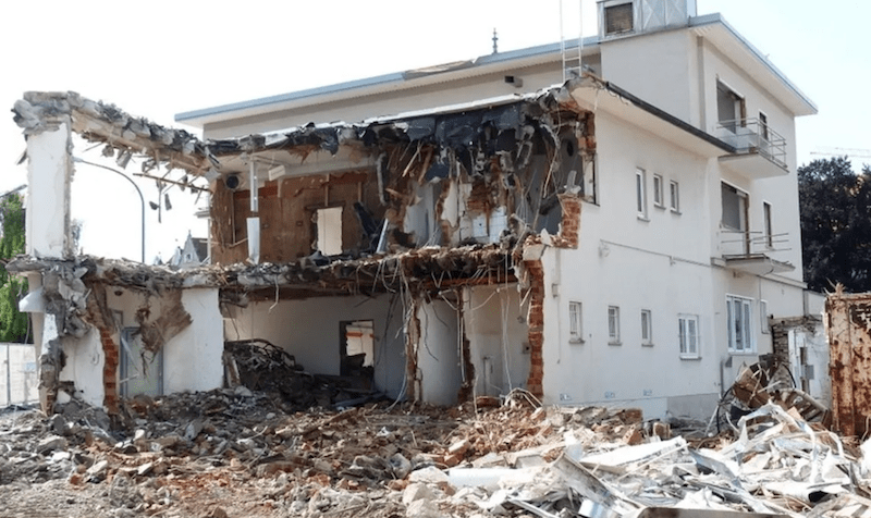 Albañil furioso destruye la casa que remodeló luego que sus dueños se fueran de vacaciones sin pagarle