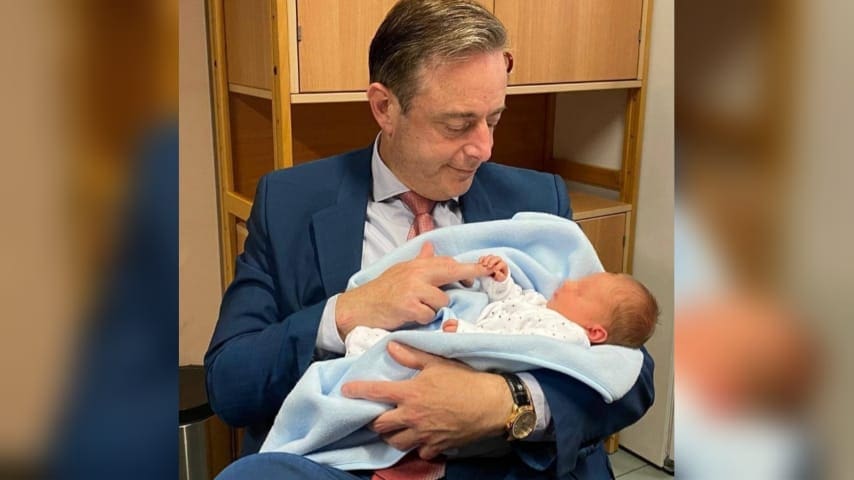 Alcalde de una ciudad adopta al primer recién nacido abandonado desde el 2019 en un buzón para bebés