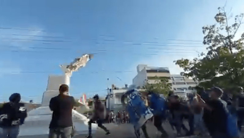 Derriban, pintan y arrastran la estatua de Cristóbal Colón en Colombia