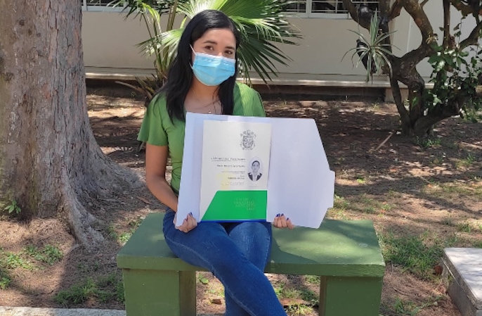 Logra su título universitario vendiendo dulces, recordará con cariño la “banquita” donde ofrecía sus productos