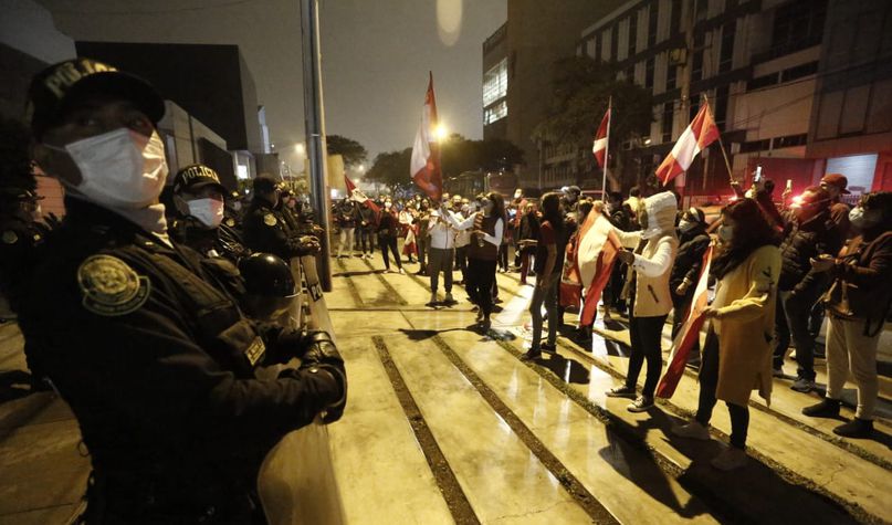 ‘Traidor’, gritaban simpatizantes de Keiko Fujimori en las afueras de la vivienda del fiscal Domingo Pérez