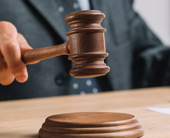 Hombre engañó por 25 años a su difunta esposa y pierde toda su herencia