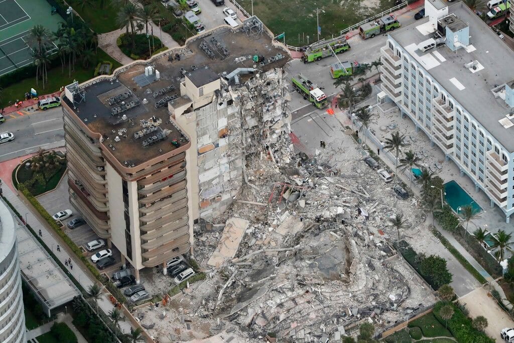Derrumbe en un edificio de 12 pisos en Miami deja más de 90 desaparecidos entre los escombro