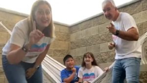 ‘Creencias más o creencias menos’, la frase para la felicidad de una madre de un niño trans