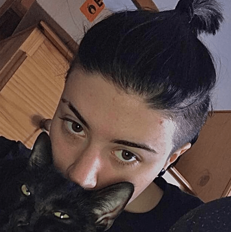 Barbero le dice a joven no binario que no trabaja con mujeres y ofendida lo denuncia en las redes