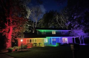 Pareja ilumina su propiedad con los colores de orgullo gay luego que vecinos le prohibieran colgar la bandera
