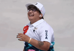 Catalogan “injusto e ignorante” el trato de dos comentaristas a un atleta no binario