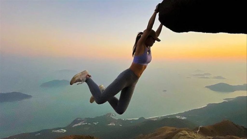 Influencer muere mientras intentaba tomarse una selfie frente a un acantilado