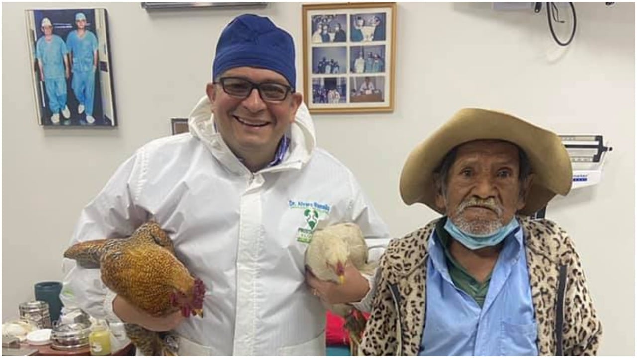 Médico acepta dos gallinas como pago por una operación y las redes aplauden su acción