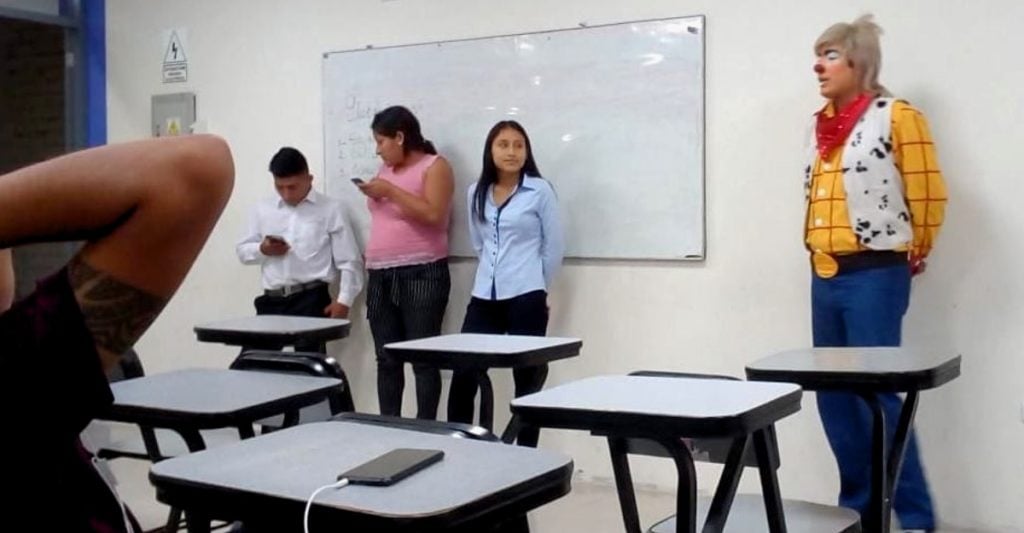“Pronto seré un abogado”, joven se viraliza al exponer con traje de payaso
