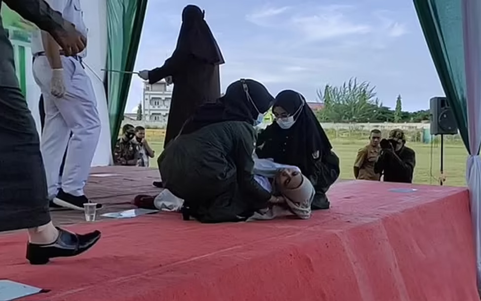 Indignación por video de una mujer indonesia que se desmayó tras recibir cien latigazos por fornicaria