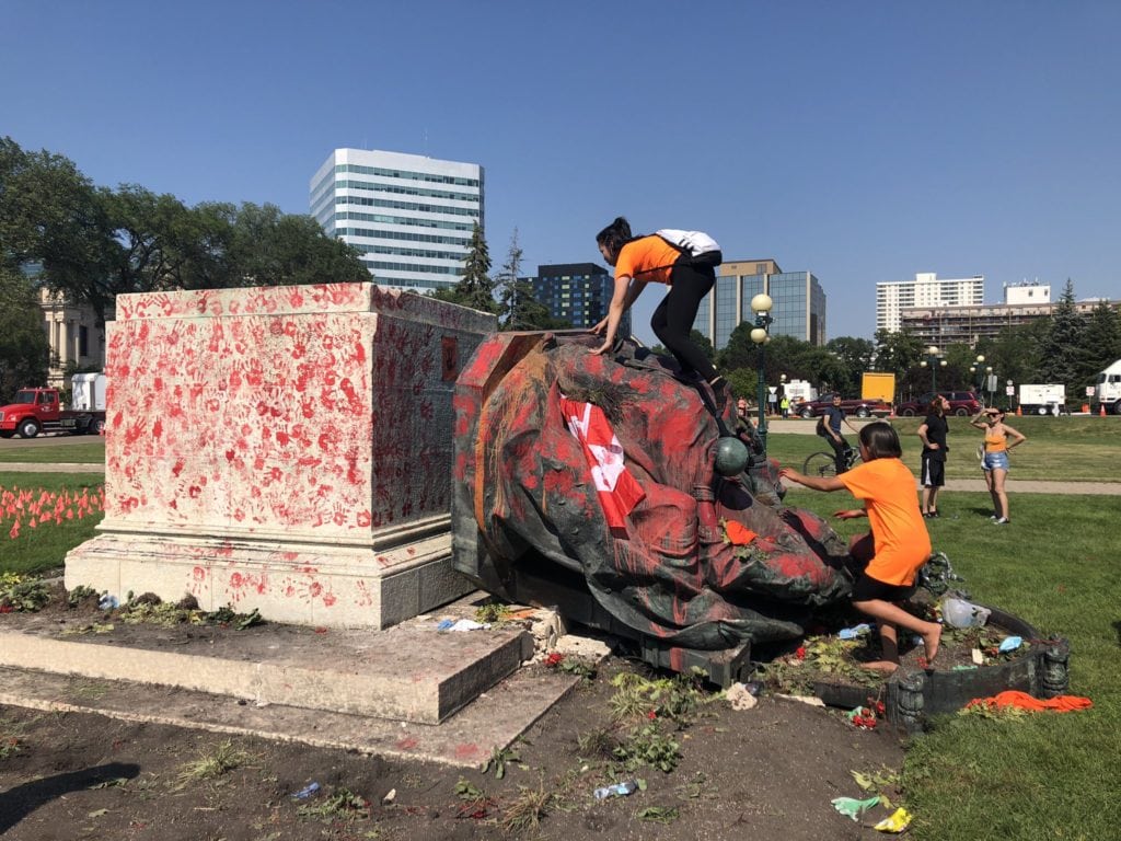 Canadienses derriban estatuas de reinas británicas tras el espeluznante hallazgo de restos de niños indígenas