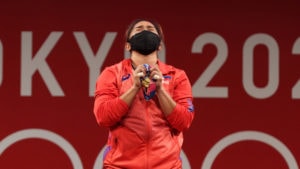 Hidilyn Díaz gana la primera medalla de oro de Filipinas y es recompensada con una casa y $665,000