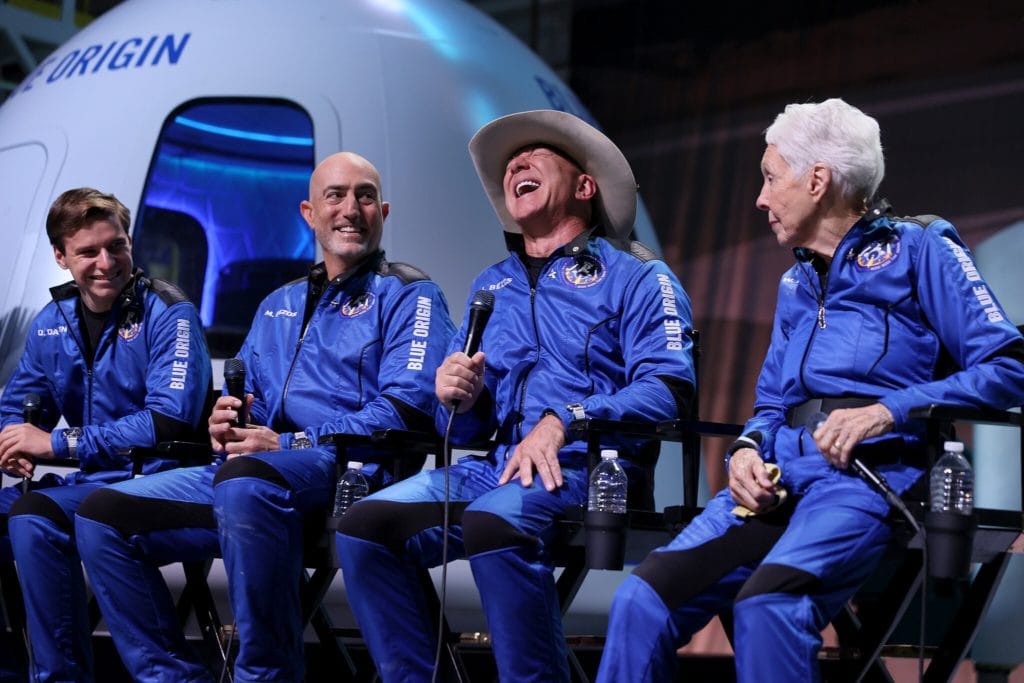 Bezos recibe duras críticas tras decir que empleados y clientes de Amazon pagaron su viaje espacial