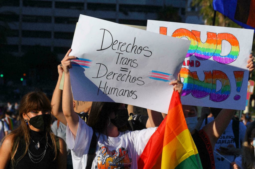 España hace historia al aprobar la “ley trans”: No se usará más los términos padre ni madre