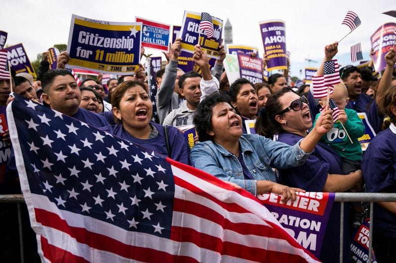 Congresistas demócratas abrirían paso para que millones de migrantes accedan a la ciudadanía