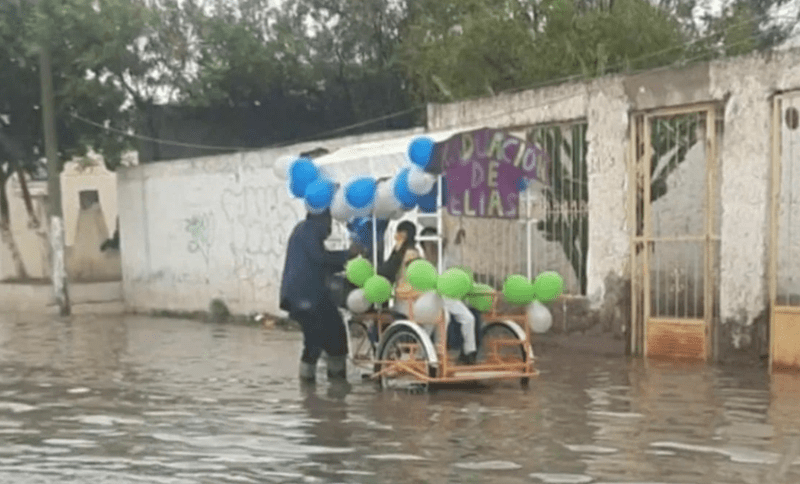 “Graduación de Elías”: Padre adornó su triciclo y llevó a su hijo a la ceremonia
